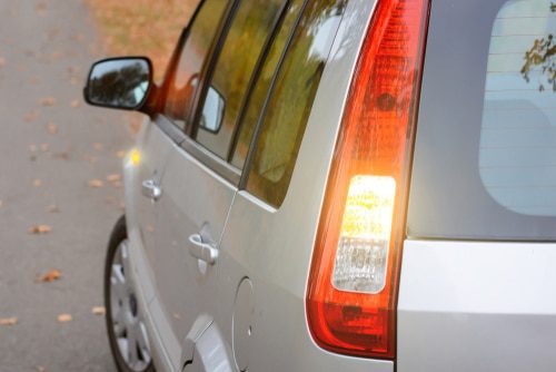 Verkehrsunfalls - Verstoß gegen die erhöhte Sorgfaltspflicht beim Linksabbiegen LG Lübeck Az.: 17 O 255/12 Urteil vom 05.02.2014 Die Beklagten werden verurteilt, als Gesamtschuldner 15.128,47 € nebst Zinsen p. a. in Höhe von 5 Prozentpunkten über dem jeweiligen Basiszinssatz seit dem 25.04.2012 an die Klägerin zu zahlen. Die Beklagten werden weiterhin verurteilt, an die Klägerin als Gesamtschuldner vorgerichtliche Rechtsanwaltskosten in Höhe von 899,40 € nebst Zinsen p. a. in Höhe von 5 Prozentpunkten über dem jeweiligen Basiszinssatz seit dem 25.04.2012 zu zahlen. Im Übrigen wird die Klage abgewiesen. Die Beklagten tragen als Gesamtschuldner die Kosten des Rechtsstreits. Das Urteil ist gegen Sicherheitsleistung in Höhe von 110 % des jeweils zu vollstreckenden Betrages vorläufig vollstreckbar. Tatbestand Die Klägerin macht Ansprüche im Zusammenhang mit einem Verkehrsunfall gegen die Beklagte geltend. Die Klägerin befuhr am 23.03.2012 mit ihrem PKW O. - amtliches Kennzeichen ... - die B. in Richtung G.. Zu dieser Zeit fuhr vor ihr ein Traktor - amtliches Kennzeichen ... - nebst Güllewagen - amtliches Kennzeichen ..., der von dem Beklagten zu 1. geführt wurde. Dieser Traktor ist bei der Beklagten zu 2. haftpflichtversichert. Die Klägerin beabsichtigte, den Traktor nebst Güllewagen zu überholen. Sie setzte den Blinker und fuhr an dem Güllewagen vorbei. Kurz bevor die Klägerin vollständig an dem Traktor nebst Güllewagen vorbeigefahren war, zog der Beklagte zu 1. den Traktor nach links, da er in die Zufahrt zum Hof S. einbiegen wollte. Hierdurch kam es zu einem Zusammenstoß beider Fahrzeuge. Das Fahrzeug der Klägerin wurde erheblich beschädigt. Aufgrund der Breite des Traktors und des angehängten Güllewagens und der Fahrbahnbreite an der Unfallstelle, war es für den Traktor nicht möglich, sich nach links vor dem Abbiegen einzuordnen. Nach dem Unfall ließ die Klägerin ihr Fahrzeug durch das Sachverständigenbüro D begutachten. Das Sachverständigenbüro erstellte unter dem 31.03.2012 ein Gutachten. Hinsichtlich dieses Gutachtens (vgl. Anlage K1) wird auf Blatt 8 bis 29 d. A. Bezug genommen. Für die Begutachtung berechnete das Sachverständigenbüro der Klägerin Kosten in Höhe von 775,50 €. Hinsichtlich der Rechnung des Sachverständigenbüro der D vom 31.03.2012 wird auf die Anlage K2 (Bl. 30 d. A.) verwiesen. Die Klägerin ließ anschließend die Schäden an dem klägerischen Fahrzeug reparieren bei der Firma A in O. Die Reparaturkosten betrugen 11.787,10 €. Hinsichtlich der Rechnung der Firma A vom 16.04.2012 wird auf die Anlage K3 (Blatt 31 bis 39 d. A.) verwiesen. Die Klägerin mietete für die Dauer der Reparatur vom 23.03.2012 bis 12.04.2012 ein Mietfahrzeug. Die Firma A erstellte unter dem 16.04.2012 eine Rechnung für die Mietwagennutzung in Höhe von 2.328,85 €. Hinsichtlich der Rechnung vom 16.04.2012 wird auf die Anlage K4 (Blatt 40 d. A.) verwiesen. Die Angemessenheit der Höhe dieser Mietwagenkosten war zunächst zwischen den Parteien unstreitig. In nachgelassenen Schriftsätzen stellten die Parteien später unstreitig, dass die Höhe der Mietwagenkosten mit 2.000,00 € angemessen ist. Die Klägerin benötigte einen Abschleppwagen. Die Firma A berechnete hierfür 240,88 €. Hinsichtlich der Rechnung der Firma A vom 16.04.2012 wird insoweit auf die Anlage K6 (Blatt 43 d. A.) verwiesen. Weiterhin ließ die Klägerin nach Endmontage eine Reinigung des Fahrzeuges durchführen, wofür die Firma A. 24,99 € der Klägerin in Rechnung stellte. Hinsichtlich der Rechnung vom 16.04.2012 wird auf die Anlage K7 (Blatt 44 d. A.) Bezug genommen. Auch hinsichtlich der Abschleppwagenkosten und der Fahrzeugreinigungskosten hat zunächst ein Streit zwischen den Parteien bestanden. In den nachgelassenen Schriftsätzen stellten die Parteien unstreitig, dass die Höhe der Abschleppwagenkosten mit 240,88 € und die Fahrzeugreinigungskosten mit 24,99 € angemessen sind. Unstreitig beträgt die Minderung des Wertes des Fahrzeuges durch den Unfall 270,00 €. Die Klägerin forderte mit Schreiben vom 17.04.2012 die Beklagte zu 2. zur Zahlung von Schadensersatz auf. Insoweit wird auf die Anlage K5 (Blatt 41, 42 d. A.) Bezug genommen. Eine letztmalige Zahlungsaufforderung erfolgte seitens der Klägerin unstreitig mit Schreiben vom 23.04.2012. Insoweit wird auf die Anlage K8 (Blatt 45, 46 d. A.) verwiesen. Die Beklagten leisteten keine Zahlung. Die Klägerin behauptet, der Beklagte zu 1. hätte keinen Fahrtrichtungsanzeige vor Beginn des Abbiegevorganges gesetzt und sei einfach plötzlich nach links gezogen und gegen das Fahrzeug der Klägerin gefahren. Die Klägerin behauptet, dass an ihren Fahrzeug ein Schaden in Höhe der Reparaturkosten von 11.787,10 € entstanden sei. Die Klägerin meint, dass den Beklagten zu 1. eine Alleinschuld an dem Zusammenstoß träfe, weiterhin meint sie, dass ihr eine Kostenpauschale in Höhe von 30,00 € von den Beklagten zu ersetzen sei. Weiterhin meint die Klägerin, dass ihr vorgerichtliche Rechtsanwaltskosten zu erstatten seien. Zwar sei sie, was unstreitig ist, rechtsschutzversichert, ihr Selbstbehalt betrüge jedoch 150,00 €. Die Klägerin hat diesbezüglich die Anlagen K13 und K14 zur Akte gereicht, hinsichtlich deren Inhaltes auf Blatt 82 bis 84 d. A. Bezug genommen wird. Weiterhin behauptet die Klägerin, dass die Rechtsschutzversicherung Schadensersatzansprüche in Höhe der von der Rechtsschutzversicherung an den vorgerichtlichen Rechtsanwalt gezahlten Kosten an die Klägerin zurück abgetreten habe und deshalb die Klägerin Zahlung an sich verlangen könne. Die Klägerin hat das Schreiben der ... Rechtsschutz ... vom 28.01.2013 nebst Anlage zu den Akten gereicht. Insoweit wird auf Blatt 119, 120 d. A. Bezug genommen. Unstreitig waren Rechtsanwaltskosten in Höhe von 899,40 € entstanden. Die Klägerin beantragt, die Beklagten als Gesamtschuldner zu verurteilen, an sie (die Klägerin) 15.457,32 € zuzüglich Zinsen in Höhe von 5 Prozentpunkten über dem jeweiligen Basiszinssatz gem. § 247 BGB seit dem 24.04.2012 zu zahlen, die Beklagten weiterhin als Gesamtschuldner zu verurteilen, an sie (die Klägerin) vorgerichtliche Rechtsanwaltskosten in Höhe von 899,40 € zuzüglich Zinsen in Höhe von 5 Prozentpunkten über dem jeweiligen Basiszinssatz gemäß § 247 BGB seit dem 24.04.2012 zu zahlen. Die Beklagten beantragen, die Klage abzuweisen. Die Beklagten behaupten, für den Beklagten zu 1. sei der Unfall unabwendbar gewesen. Er hätte den Fahrtrichtungsanzeige links gesetzt, nachdem er durch Rückschau gesehen hätte, dass kein von hinten nahendes Fahrzeug durch ein Abbiegen beeinträchtigt würde, weiterhin hätte er die Geschwindigkeit auf 10 kmh verringert und sich vergewissert durch einen Blick in den Außenspiegel und Schulterblick, dass die Fahrbahn frei sei, danach hätte er mit dem Abbiegevorgang in die Zufahrt zum Hof begonnen. Obwohl für die Klägerin der Abbiegevorgang erkennbar gewesen sei, hätte sie zum Überholen angesetzt, deshalb sei es zur Kollision gekommen. Die Beklagten behaupten weiter, dass zu vermuten sei, dass die Klägerin durch die nicht angeschnallte Beifahrerin, die 87 jährige Tante, abgelenkt gewesen sei. Die Beklagten bestreiten hinsichtlich der vorgerichtlichen Rechtsanwaltskosten die Aktivlegitimation der Klägerin. Das Gericht hat die Ermittlungsakte des Kreises O. ... - AZ: ... - bei gezogen und hiervon eine Kopie gefertigt. Diese Kopie hat in der mündlichen Verhandlung am 12.06.2013 und am 18.12.2013 vorgelegen. Die Klägerin und der Beklagte zu 1. sind in der mündlichen Verhandlung am 12.06.2013 angehört worden. Insoweit wird auf das Sitzungsprotokoll vom 12.06.2013 (Blatt 121 bis 129 d. A.) Bezug genommen. Gemäß Beweisbeschluss vom 24.07.2013 (Blatt 172, 173 d. A.) ist Beweis erhoben worden durch Vernehmung der Zeuginnen S. und L.. Hinsichtlich des Ergebnisses dieser Beweisaufnahme wird auf das Sitzungsprotokoll vom 18.12.2013 (Blatt 205 bis 210 d. A.) verwiesen. Die Klägerin hat nach Erlass des Beweisbeschlusses vom 24.07.2013 auf die Vernehmung der Zeuginnen G. und O. verzichtet. Insoweit wird auf den Schriftsatz der Klägerin vom 19.09.2013 (Blatt 199 d. A.) Bezug genommen. In der mündlichen Verhandlung am 18.12.2013 ist durch Beschluss den Parteien nachgelassen worden, bis zum 15.01.2014 hinsichtlich eines eventuellen Unstreitigstellens einzelner Schadenspositionen und für Vergleichsverhandlungen schriftsätzlich Stellung zu nehmen. Die Beklagtenvertreter haben nach Schluss der letzten mündlichen Verhandlung die Schriftsätze vom 06.01.2014 und 14.01.2014 eingereicht, die Klägervertreter den Schriftsatz vom 06.01.2014 und den Schriftsatz vom 17.01.2014. Auf diese Schriftsätze wird Bezug genommen. Entscheidungsgründe I. Die Klage ist überwiegend begründet. 1. Die Klägerin hat einen Anspruch auf Schadensersatz in Höhe von 15.128,47 € gegen den Beklagten zu 1. gemäß §§ 7 Absatz 1, 18 Absatz 1, Absatz 3, 17 Absatz 1 entsprechend StVG. a) Das Kraftfahrzeug der Klägerin, ein O, wurde bei dem Betrieb des Traktors nebst Güllewagen auf der B in Richtung G am 23.03.2012 beschädigt (vgl. § 7 Absatz 1 StVG). Der Zusammenstoß beider Fahrzeuge wurde nicht durch höhere Gewalt i. S. d. § 7 Absatz 2 StVG verursacht. Der Zusammenstoß war für den Beklagten zu 1. kein unabwendbares Ereignis i. S. d. § 18 Absatz 3, § 17 Absatz 3 Satz 1 entsprechend StVG. Denn der Beklagte zu 1. hat gegen die Vorschrift des § 9 Absatz 1, insbesondere Absatz 1 Satz 4 und Absatz 5 StVO verstoßen, als er mit dem Traktor nebst Güllewagen nach links abgebogen ist, um in die Grundstückseinfahrt zum Hof einzufahren, ohne dabei seiner doppelten Rückschaupflicht nachzukommen. Dabei ist der Beklagte zu 1. mit dem Traktor gegen das Fahrzeug der Klägerin gefahren, die nach Beginn eines Überholvorganges bereits den Güllewagen überholt hatte und sich mit dem Fahrzeug nahezu neben dem Traktor befand, so dass ihr PKW - wie sich aus dem Gutachten der D vom 31.03.2012, Seite 5, ergibt - an der Beifahrerseite und dem vorderen rechten Laufrad einen Anstoß erhielt und beschädigt wurde. Im Rahmen des § 9 Absatz 1, Absatz 5 StVO spricht der Beweis des ersten Anscheins gegen den nach links in das Grundstück abbiegenden Traktor. (Vgl. KG Berlin vom 12.07.2010 - 12 U 177/09 - (juris)). Die Beklagten haben diesen ersten Anschein nicht widerlegt. Der Beklagte zu 1. hätte jedenfalls bei der zweiten Rückschaupflicht das Fahrzeug der Klägerin wahrnehmen müssen und den Abbiegevorgang nicht beginnen dürfen, um einen Verstoß gegen § 9 Absatz 1 und Absatz 5 StVO zu vermeiden. Der Beklagte zu 1. ist - nach seiner eigenen Anhörung im Termin am 12.06.2013 - mit dem Traktor abgebogen, obwohl er einen neben ihm fahrenden PKW in dem Außenspiegel links nicht sehen konnte und die Sicht im Rückspiegel durch den Güllewagen versperrt war. Die fehlende Sicht im linken Außenspiegel auf Fahrzeuge neben ihm wurde noch dadurch verstärkt, dass er - nach seinen eigenen Angaben im Termin - einen leichten Bogen nach rechts gemacht hatte, um richtig abbiegen zu können; dadurch konnte er Fahrzeuge beim Blick in den linken Außenspiegel gar nicht mehr wahrnehmen. Der Beklagte zu 1. ist also quasi blind und dieses billigend in Kauf nehmend nach links abgebogen und konnte dabei unter Verstoß gegen die erhöhte Sorgfaltspflicht des § 9 Absatz 1 und Absatz 5 StVO eine Gefährdung anderer Verkehrsteilnehmer nicht ausschließen. Diese Gefahr realisierte sich schließlich zu Lasten des Fahrzeuges der Klägerin. Es kann dahinstehen, ob für die Klägerin ein unabwendbares Ereignis im Sinne des § 17 Absatz 3 Satz 1 StVO vorlag oder ob sich für die Klägerin auf Grund eines möglichen Verstoßes gegen § 5 Absatz 3 Nr. 1 StVO - Überholen bei unklarer Verkehrslage - ein Mitverursachungsbeitrag der Klägerin ergibt. Denn jedenfalls wäre dieser Mitverursachungsbeitrag so gering, dass er im Verhältnis zu dem groben Verschulden des Beklagten zu 1. und der deutlich erhöhten Betriebsgefahr des Traktors nebst Güllewagen im Verhältnis zu dem O. der Klägerin zurücktreten würde. Denn die Beklagten haben nicht substantiiert vorgetragen und nicht bewiesen, dass die Klägerin durch die rechts neben ihr sitzende 87-jährige Tante abgelenkt war. Bei dem pauschalen Vortrag der Beklagten handelt es sich um eine bloße Spekulation, eine Vermutung, wie die Beklagten selbst vortragen, somit um eine Behauptung ins Blaue hinein. Dem Beweisantritt musste somit nicht nachgegangen werden. Aus der bei - gezogenen Ermittlungsakte des Kreises O ergeben sich für die Behauptung der Beklagten auch keine Anhaltspunkte. Auch ein "unfallanalytisches Gutachten" stellt ein ungeeignetes Beweismittel zum Beweis der von den Beklagten vermuteten Tatsache dar. Die Zeuginnen S und L haben zu den Behauptungen der Beklagten insoweit keine Aussage gemacht. Weiterhin haben die Beklagten ihre Behauptungen nicht bewiesen, dass der Abbiegevorgang für die Klägerin erkennbar war, als sie zum Überholen ansetzte, obwohl der Traktor sich bereits im Abbiegevorgang befand. Der Beklagte zu 1. hat bei seiner Anhörung ausgeführt, dass das herunterschalten und das kurze Abbremsen "gefühlt sehr schnell vielleicht ca. 1 Minute" ging. Ob der Beklagte zu 1. den Fahrtrichtungsanzeiger rechtzeitig im Sinne des § 9 Absatz 1 StVO gesetzt hat, ehe die Klägerin mit dem Überholen des Güllewagens begonnen hat und sie eine Abbiegeabsicht des Beklagten zu 1. hätte erkennen können, steht nach der Beweisaufnahme nicht fest. Die Klägerin hat angegeben bei ihrer persönlichen Anhörung im Termin am 12.06.2013, dass sie vor Einleitung des Überholvorganges sehr bewusst darauf geachtet hätte, ob ein Blinker an dem vor ihr fahrenden Traktor nebst Güllewagen gesetzt war; dieses sei nicht der Fall gewesen. Der Beklagte zu 1. hat bei seiner persönlichen Anhörung nur angegeben, den Blinker gesetzt zu haben. Zum genauen Zeitpunkt hat er keine Angaben machen können; er hat lediglich angegeben, zu diesem Zeitpunkt noch nicht runter geschaltet zu haben. Die Zeuginnen S. und L. haben nicht aussagen können, ob der Traktor vor Beginn des Überholvorganges durch die Klägerin bereits geblinkt hat. Ob an dem Traktor der Blinker an war, als es bereits zu dem Zusammenstoß der Fahrzeuge gekommen war, ist im Hinblick auf ein rechtzeitiges Setzen des Fahrtrichtungsanzeigers gemäß § 9 Absatz 1 Satz 1 StVO kein hinreichendes Indiz für ein rechtzeitiges Blinken. Wenn aber die Beklagten einen Verstoß gegen § 5 StVO, ein Überholen des Traktors nebst Güllewagen durch die Klägerin bei unklarer Verkehrslage, nicht bewiesen haben, weiterhin andere Pflichtverstöße die Beklagten bezüglich der Klägerin weder vorgetragen haben noch solche ersichtlich sind, so steht der deutlich geringeren Betriebsgefahr des Fahrzeuges der Klägerin die deutlich erhöhte Betriebsgefahr des Traktors nebst Güllewagen jedenfalls gegenüber, die durch den groben Verkehrsverstoß des Beklagten zu 1. gegen § 9 Absatz 1 und Absatz 5 StVO noch erhöht wurde, so dass ein eventueller Mitverursachungsbeitrag der Klägerin an dem Zusammenstoß gegenüber dem Mitverursachungsbeitrag des Beklagten zu 1. jedenfalls zurücktritt und nicht ins Gewicht fällt. Der Beklagte zu 1. hat zu 100 % der Klägerin den durch den Zusammenstoß beider Fahrzeuge verursachten Schaden zu ersetzen. (vgl. auch KG Berlin vom 12.07.2010 - 12 U 177/09 - (juris); OLG Frankfurt vom 05.05.1999 - 23 U 106/98 - (juris); Brandenburgisches Oberlandesgericht vom 07.05.2003 - 14 U 123/02 - (juris)) b) Durch den Zusammenstoß des Fahrzeuges der Klägerin mit dem Traktor, den der Beklagte zu 1. geführt hat, entstand der Klägerin ein Gesamtschaden in Höhe von 15.128,47 €. aa) Der Schaden an dem Fahrzeug der Klägerin beträgt 11.787,10 €. Dieses steht auf Grund der Reparaturrechnung vom 23.03.2012 der Firma A (Anlage K3) fest. Die Beklagten haben nicht substantiiert vorgetragen, dass die Reparaturrechnung nicht unfallbedingte Reparaturen enthält. Die Beklagten tragen hierfür - wie bei der Verletzung der Schadensminderungspflicht - die Darlegungslast. Zudem bewegt sich der Reparaturbetrag in der Größenordnung des von der D in dem Gutachten vom 31.03.2012 (Anlage K1) geschätzten Reparaturbetrages von 11.033,83 €. bb) Die Mietwagenkosten betragen nunmehr unstreitig 2.000,00 €. Die Parteien haben die Mietwagenkosten in dieser Höhe in den durch den Beschluss vom 18.12.2013 nachgelassenen Schriftsätze unstreitig gestellt. cc) Für die Fahrzeugreinigung sind der Klägerin nunmehr unstreitig 24,99 € entstanden. Die Parteien haben die Höhe auch dieser Kosten in den nachgelassen Schriftsätzen unstreitig gestellt. Die Reinigungskosten sind auch durch die Rechnung vom 16.04.2012 der Firma A (Anlage K7) belegt. dd) Für das Abschleppen des Fahrzeuges der Klägerin sind Kosten von nunmehr unstreitig 240,88 € entstanden. Die Parteien haben die Höhe auch dieser Kosten in den nachgelassenen Schriftsätzen unstreitig gestellt. Die Kosten sind zudem durch die Rechnung vom 16.04.2012 der Firma A (Anlage K6) belegt. ee) Unstreitig sind der Klägerin Kosten durch die Erstellung des D. Gutachtens, das für die Einschätzung der Reparaturkostenhöhe und der Minderung des Fahrzeugwertes erforderlich war, in Höhe von 775,50 € entstanden. ff) Die unfallbedingte Wertminderung des Fahrzeuges beträgt unstreitig 270,00 €, und wird auch durch das Gutachten der D vom 31.1.2012 in dieser Höhe belegt. gg) Die der Klägerin unfallbedingt entstandenen Kosten für Telefonate und Schreiben werden gemäß § 287 ZPO pauschal auf 30,00 € geschätzt. Erfahrungsgemäß sind nach einem Verkehrsunfall vielzählige Telefonate zu führen und übriger Verwaltungsaufwand zu betreiben, die Kosten verursachen. Hierfür sind 30,00 € angemessen. 2. Der Klägerin steht auch gegen die Beklagte zu 2. als Haftpflichtversicherung des von dem Beklagten zu 1. geführten Traktors ein direkter Schadensersatzanspruch in Höhe von 15.128,47 € gemäß § 115 VVG zu. Die Beklagten haften gemäß § 115 Absatz 1 Satz 4 VVG gegenüber der Klägerin als Gesamtschuldner. 3. Der Zinsanspruch der Klägerin gegen die Beklagten beruht auf §§ 286 Absatz 1, Absatz 2 Nr. 1, § 288 Absatz 1 BGB. In dem Schreiben vom 17.04.2012 (Anlage K5) wurde der Beklagten zu 2. eine Zahlungsfrist bis zum 24.04.2012 gesetzt, so dass ab dem 25.04.2012 Zahlungsverzug eingetreten war. Die Beklagte zu 2. ist bei der Schadensentwicklung auch für den Unfallbeteiligten des Traktors, dem Beklagten zu 2., tätig geworden. 4. Die Beklagten schulden der Klägerin als Gesamtschuldner als unfallbedingter Folgeschaden auch den Ersatz vorgerichtlich entstandener Rechtsanwaltskosten in Höhe von unstreitig 899,40 €. Die Klägerin ist insoweit aktiv legitimiert, die Zahlung dieses Schadensersatzanspruches an sich zu verlangen. Dieses steht auf Grund der Abtretungserklärung der Rechtsschutzversicherung vom 24.01.2013 (Anlage K15) fest. Der Zinsanspruch bezüglich der vorgerichtlichen Rechtsanwaltskosten beruht ebenfalls auf §§ 286 Absatz 1, Absatz 2 Nr. 1, 288 Absatz 1 BGB. Auch hinsichtlich der Erstattung der Rechtsanwaltskosten wurde der Beklagten zu 2. in dem Schreiben vom 17.04.2012 eine Zahlungsfrist bis zum 24.04.2012 gesetzt. 5. Soweit der titulierte Schadensersatzanspruch hinter dem in der Klageschrift beantragten Schadensersatzbetrages zurückbleibt, war die Klage insoweit nebst anteiliger Zinsen hierauf abzuweisen. II. Die Kostenentscheidung beruht auf §§ 91, 92 Absatz 2 Nr. 1 ZPO. Die Zuvielforderung der Klägerin war verhältnismäßig geringfügig und hat keine höheren Kosten verursacht. III. Die Entscheidung über die vorläufige Vollstreckbarkeit ergibt sich aus § 709 Satz 1 und Satz 2 ZPO.